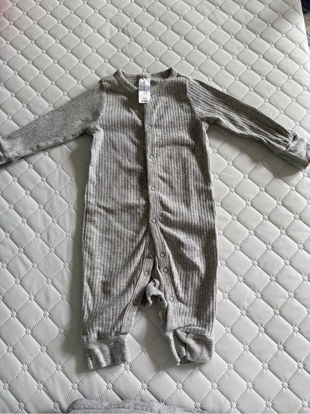 Gerber Gray Ribbed Snap-Front One-Piece Bodysuit
Size 0-3 months